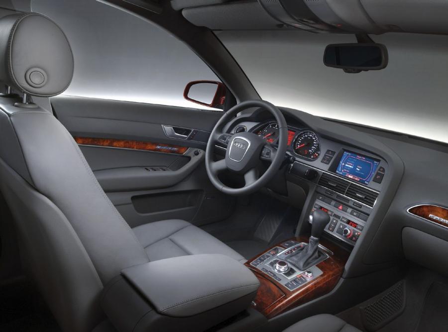 Интерьер Audi A6 3.2 Quattro Security (4F, C6) 2005 года  (фото 2 из 9)